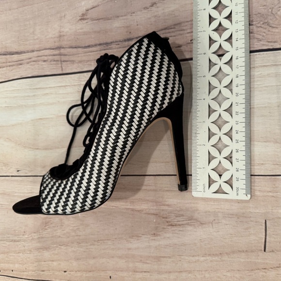 ZARA Elegant Black and White Chevron Heels/size 7 - Picture 9 of 9